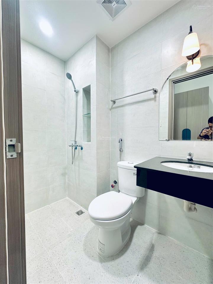 Cho thuê căn hộ full nội thất, ngay hàng xanh, ban công, máy giặt riêng. phường bình thạnh