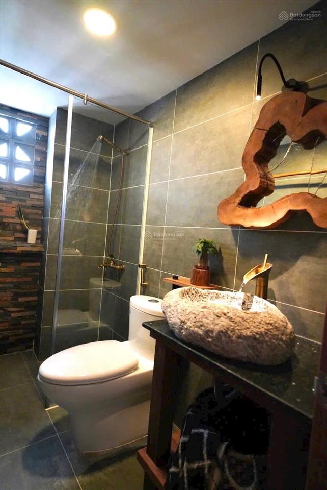 Cho thuê căn ban công phong cách đà lạt rất đẹp thang máy full nội thất, sạch sẽ