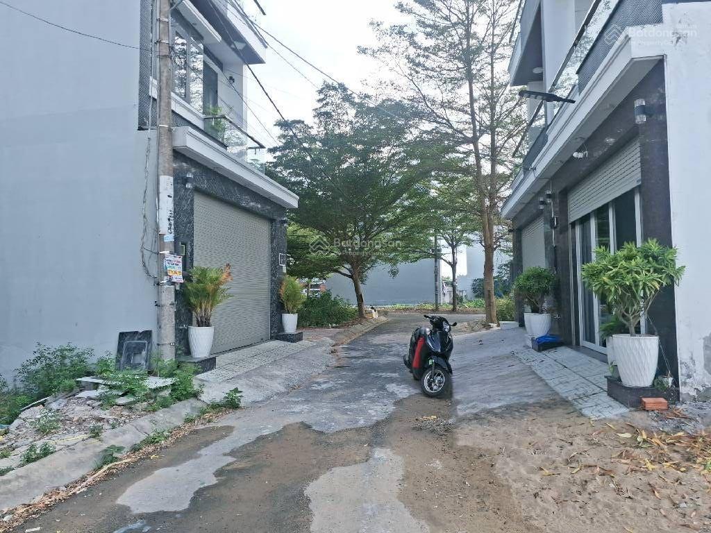 Đất hẻm xe tải ngang 5m giá tốt nhà bè khu phân lô đồng bộ có vỉa hè chỉ hơn #4 đ ( tl)