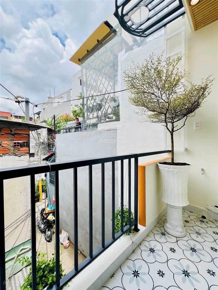 Nhà đẹp, giá tốt  2 tầng shr hoàn công cách mặt tiền huỳnh tấn phát chỉ 80m chỉ 4 tỉ hơn