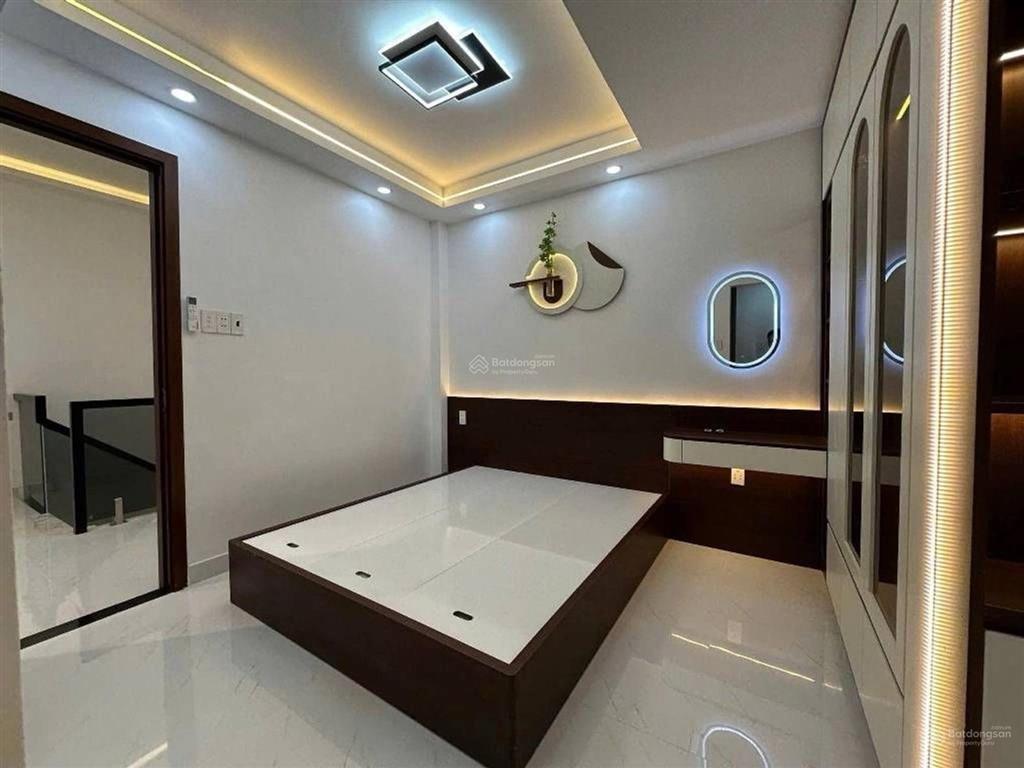 Nhà 2 tầng, 3 pn + phòng thờ full nội thất có phòng ngủ trệt ngang 4.3m. ngay gần kcx q7 chỉ