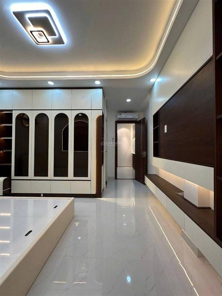 Nhà 2 tầng, 3 pn + phòng thờ full nội thất có phòng ngủ trệt ngang 4.3m. ngay gần kcx q7 chỉ