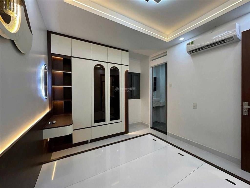 Nhà 2 tầng, 3 pn + phòng thờ full nội thất có phòng ngủ trệt ngang 4.3m. ngay gần kcx q7 chỉ
