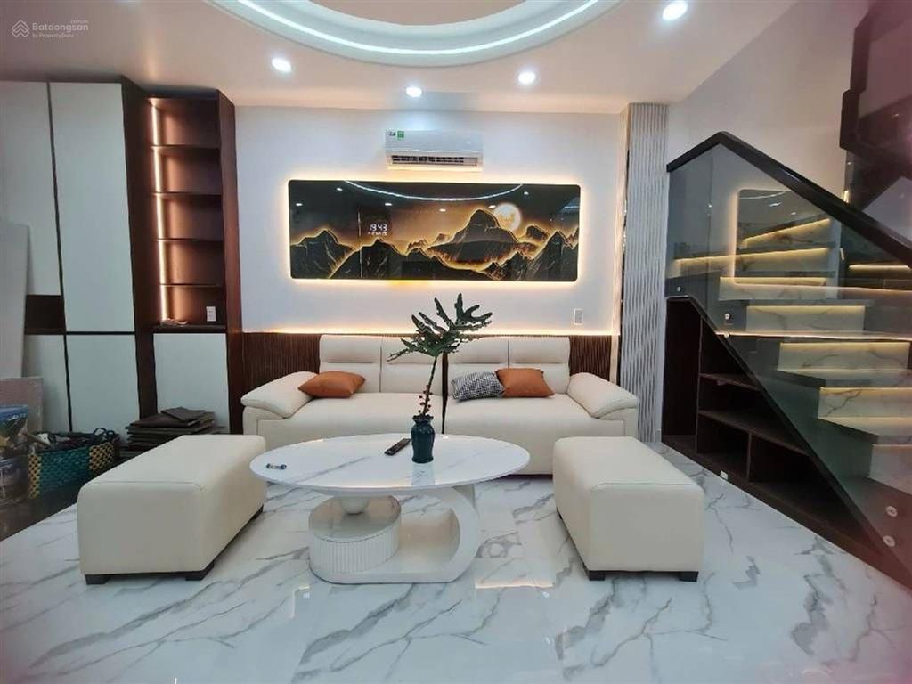 Nhà 2 tầng, 3 pn + phòng thờ full nội thất có phòng ngủ trệt ngang 4.3m. ngay gần kcx q7 chỉ