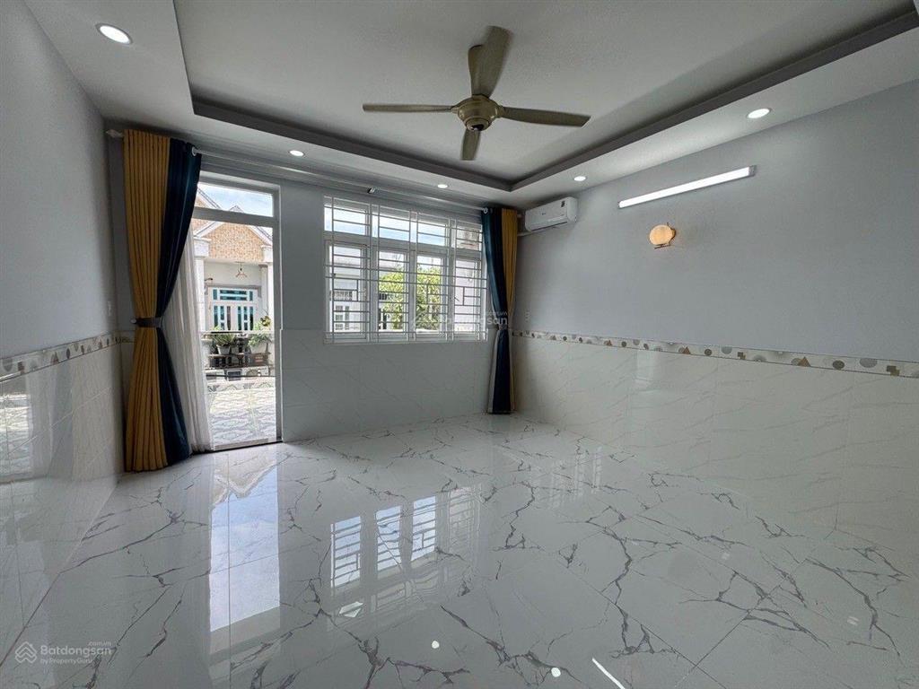 Nhà mới ngang 4.5m thị trấn nhà bè
dt 4.5 x 16m. 2 tầng 3 pn+ sân thượng.
giá chỉ 5,2 tỉ (tl)