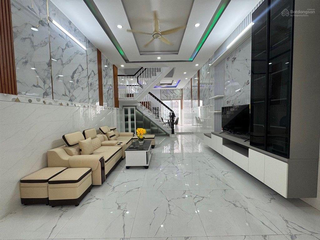 Nhà mới ngang 4.5m thị trấn nhà bè
dt 4.5 x 16m. 2 tầng 3 pn+ sân thượng.
giá chỉ 5,2 tỉ (tl)