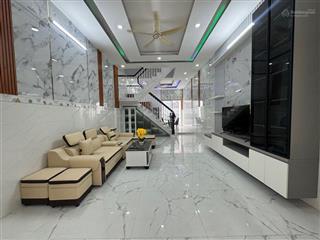 Nhà mới ngang 4.5m thị trấn nhà bè
dt 4.5 x 16m. 2 tầng 3 pn+ sân thượng.
giá chỉ 5,2 tỉ (tl)
