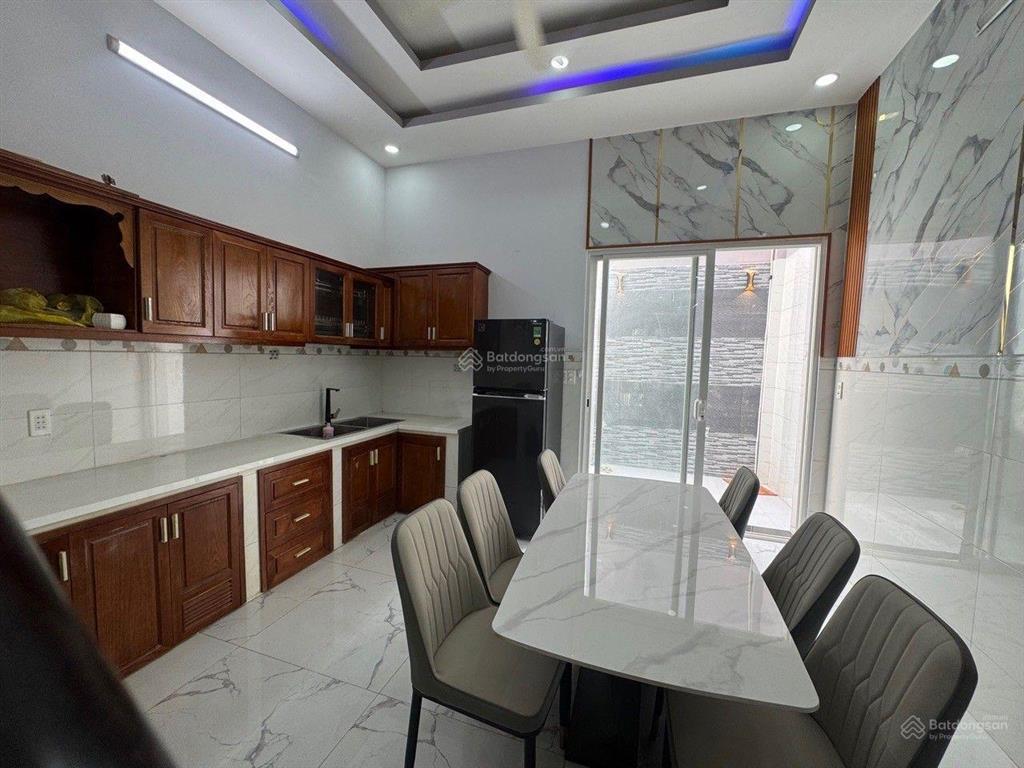 Nhà mới ngang 4.5m thị trấn nhà bè
dt 4.5 x 16m. 2 tầng 3 pn+ sân thượng.
giá chỉ 5,2 tỉ (tl)