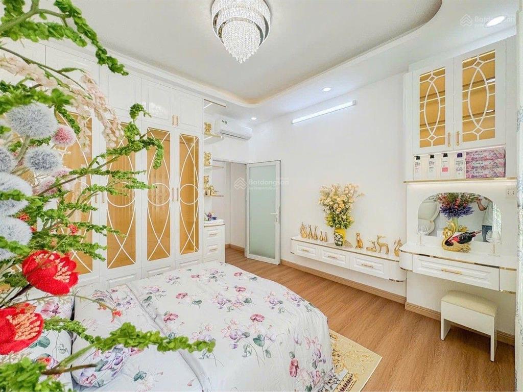 Nhà mới 3 tầng hxh thông kế bên cục thuế huỳnh tấn phát quận 7. dtsd  150m2 4pn . chỉ 8đ hơn