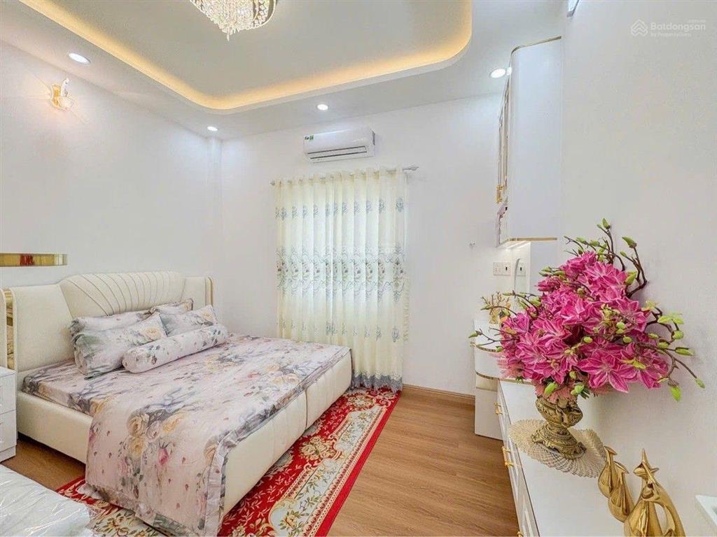 Nhà mới 3 tầng hxh thông kế bên cục thuế huỳnh tấn phát quận 7. dtsd  150m2 4pn . chỉ 8đ hơn