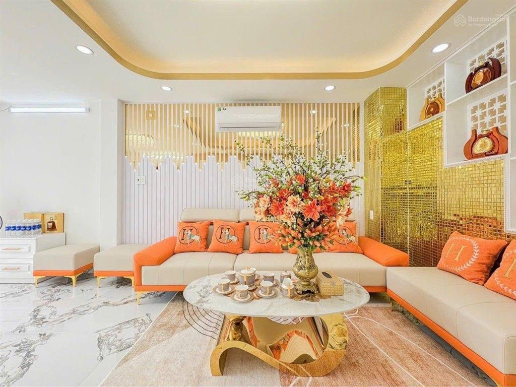 Nhà mới 3 tầng hxh thông kế bên cục thuế huỳnh tấn phát quận 7. dtsd  150m2 4pn . chỉ 8đ hơn