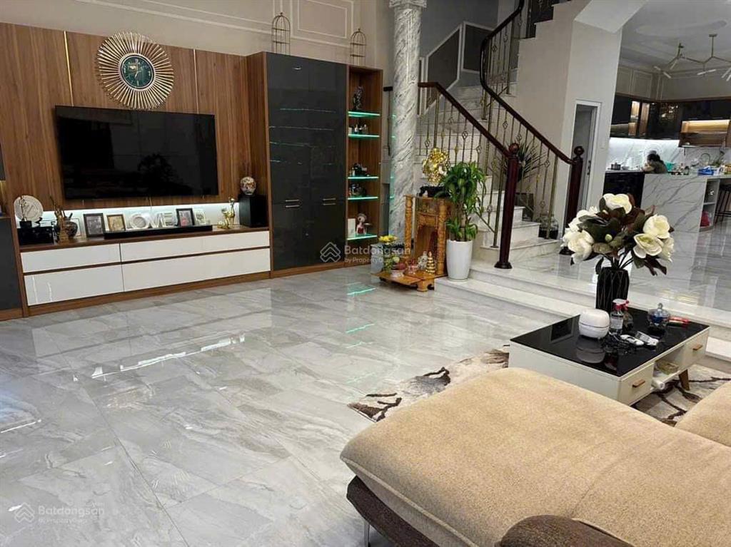 Hẻm 8m  373/ lý thường kiệt  5 tầng, 5x18m  cho thuê 35tr/tháng