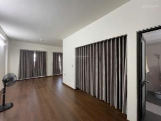 Nhà mới sạch sẽ gọn gàn, có hồ bơi sân tâp