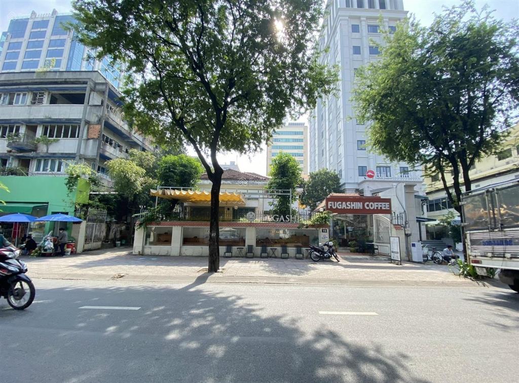 Cho thuê biệt thự lớn trung tâm q.3. dt mặt bằng ~ 800m2. phù hợp cafe, quán nhậu. giá rẻ 130 tr/th