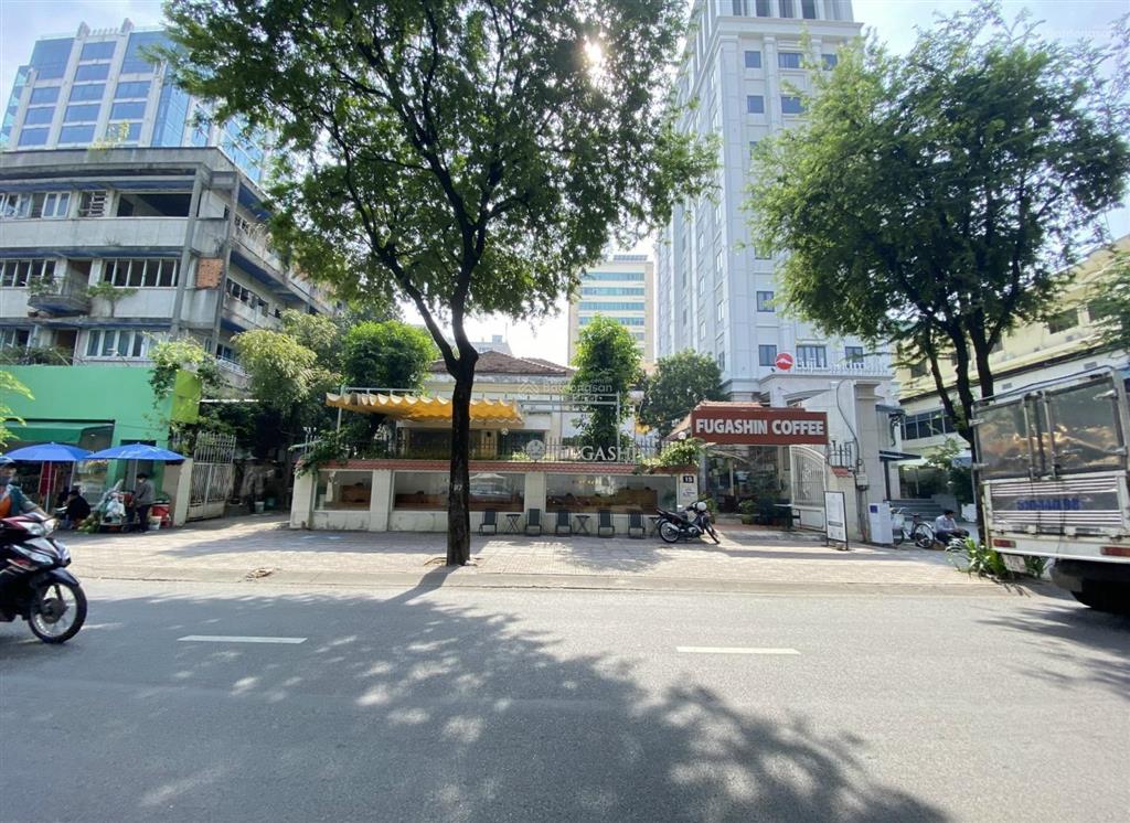 Cho thuê biệt thự lớn trung tâm q.3. dt mặt bằng ~ 800m2. phù hợp cafe, quán nhậu. giá rẻ 130 tr/th