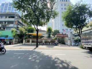 Cho thuê biệt thự lớn trung tâm q.3. dt mặt bằng ~ 800m2. phù hợp cafe, quán nhậu. giá rẻ 130 tr/th