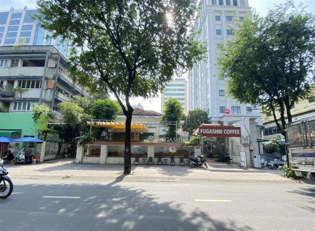 Cho thuê biệt thự lớn trung tâm q.3. dt mặt bằng ~ 800m2. phù hợp cafe, quán nhậu. giá rẻ 130 tr/th