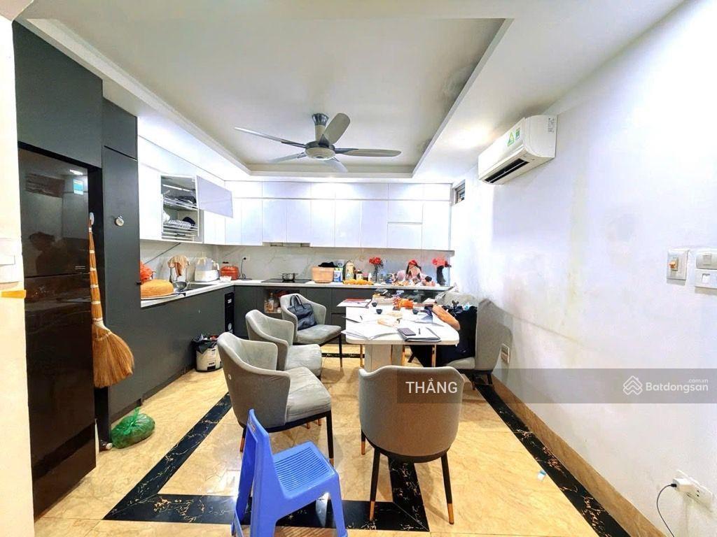 Hơn chục tỷ bán nhà lô góc phố lò đúc. hai bà trưng. 46m. 6t. mt 4,2m. ô tô con đỗ cửa. gần phố.