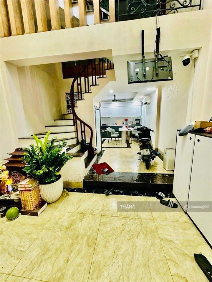 Hơn chục tỷ bán nhà lô góc phố lò đúc. hai bà trưng. 46m. 6t. mt 4,2m. ô tô con đỗ cửa. gần phố.