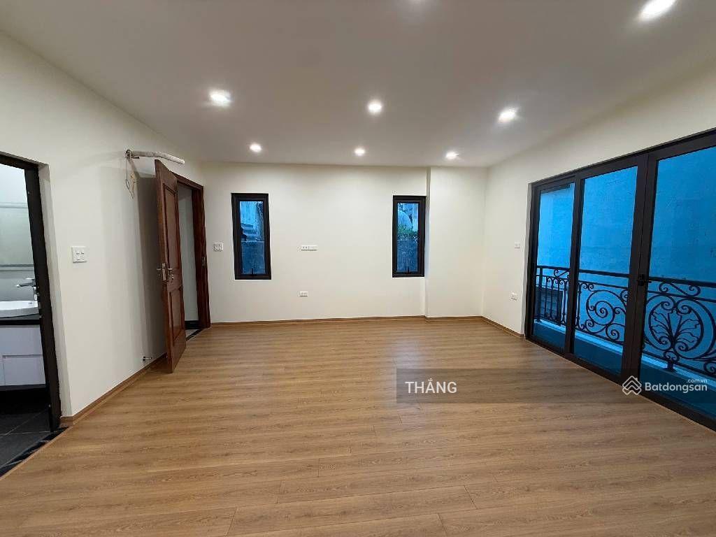 Cấn bán nhà lô góc phố cổ lò đúc. 44m.6t.mt 5,4m, thang máy. chỉ 10m ra mặt phố. hơn chục tỷ có bớt