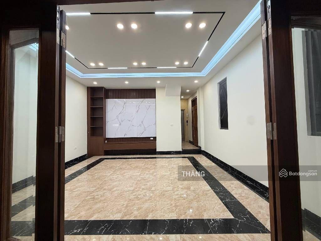 Cấn bán nhà lô góc phố cổ lò đúc. 44m.6t.mt 5,4m, thang máy. chỉ 10m ra mặt phố. hơn chục tỷ có bớt