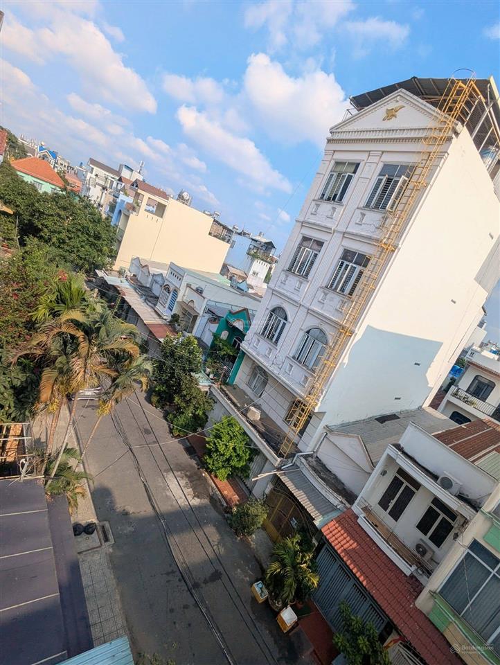 Nhà phố khu biệt thự làng hoa  dt 5m x 17m  4 tầng  đường 10m  giá bán 10 tỷ