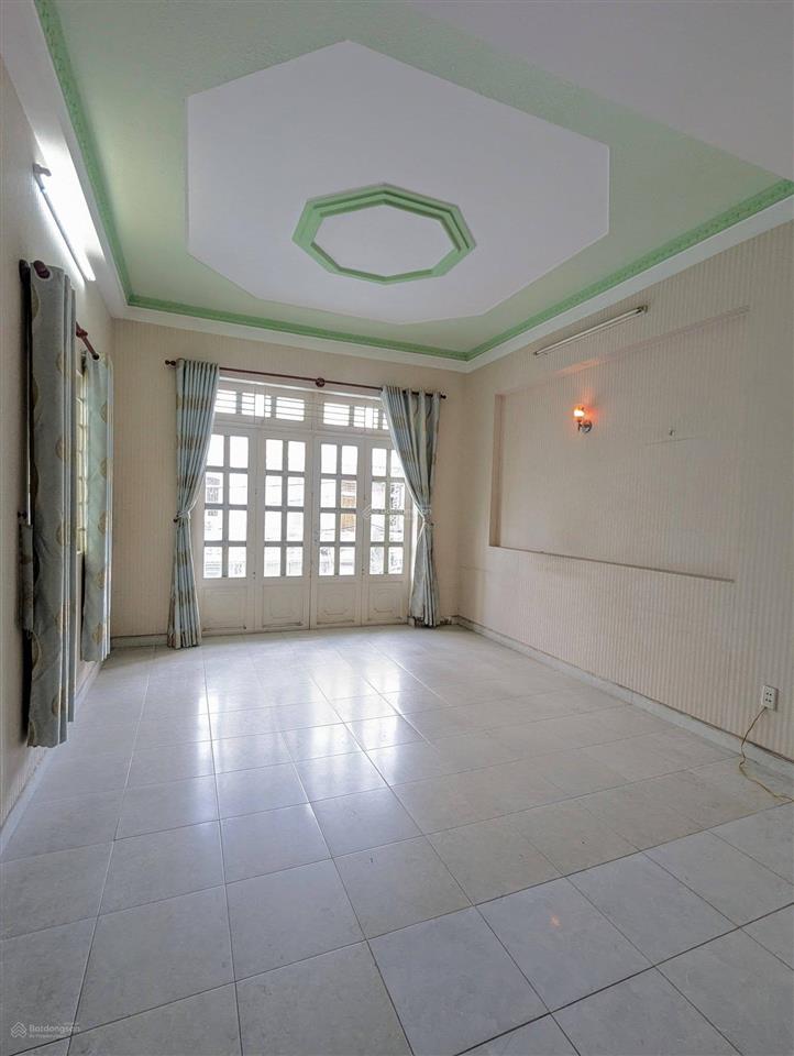 Nhà phố khu biệt thự làng hoa  dt 5m x 17m  4 tầng  đường 10m  giá bán 10 tỷ