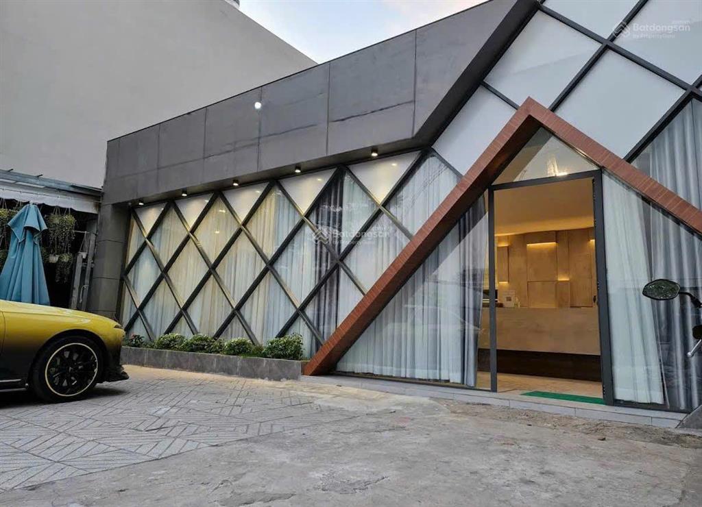 Cho thuê showroom 300m2 trống suốt mặt tiền trục chính  an phú  15x20m