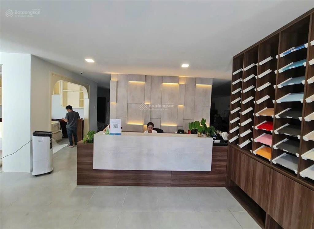 Cho thuê showroom 300m2 trống suốt mặt tiền trục chính  an phú  15x20m