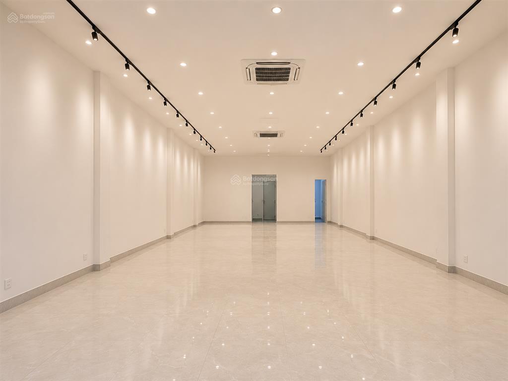 Cho thuê mặt bằng showroom/văn phòng  300m2 trống suốt  phường an khánh