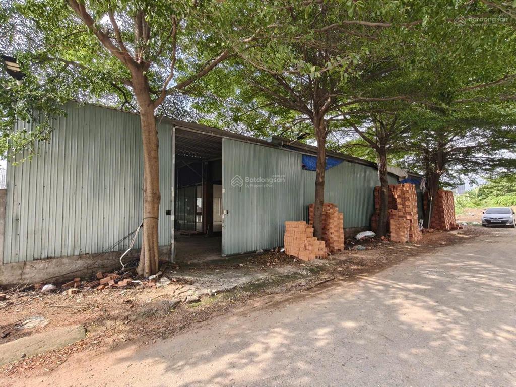 Cho thuê mặt bằng/kho xưởng 2 mặt tiền đường xe tải  gần lương định của  dt 700m2