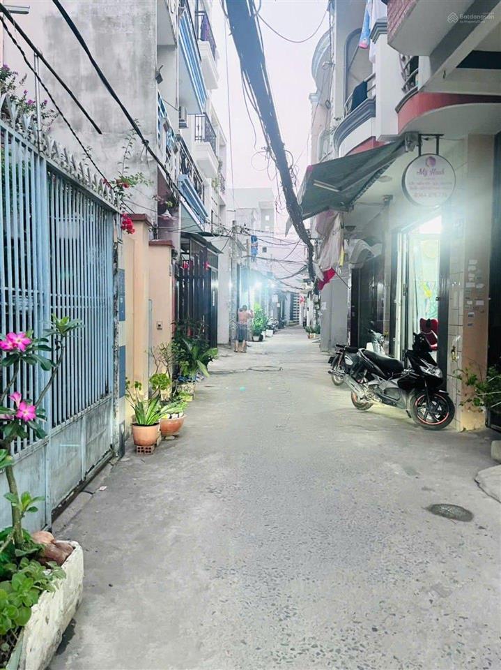 Nhà cấp 4 sân vườn có hòn non bộ mini, 3pn, hẻm xe hơi thông
nở hậu l, kdc hiện hữu, nhỉnh 5 tỷ.