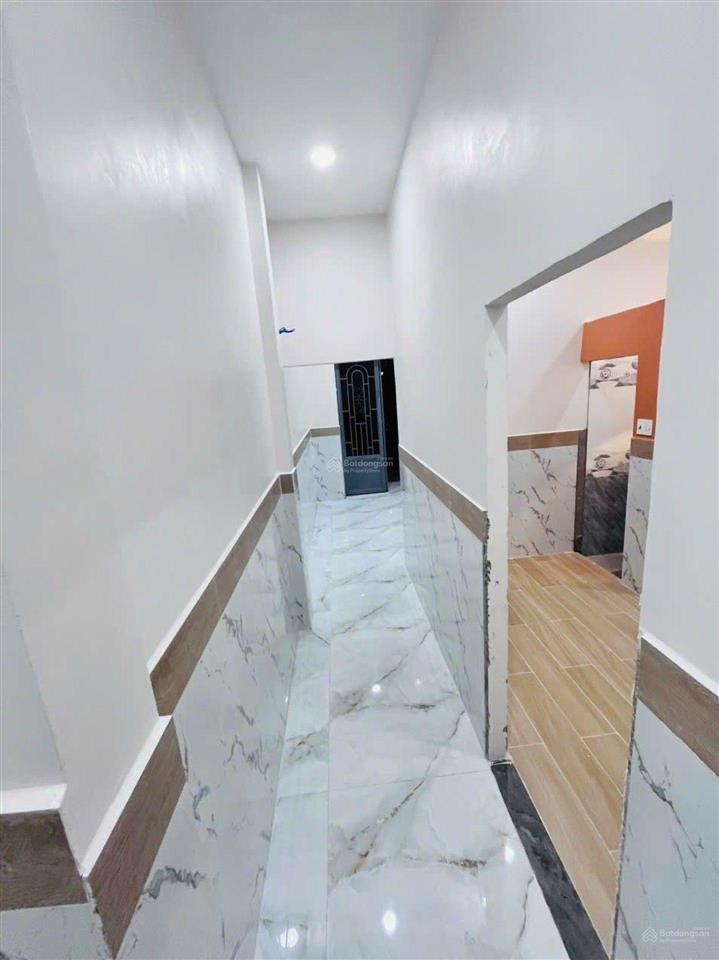 Nhà cấp 4 sân vườn có hòn non bộ mini, 3pn, hẻm xe hơi thông
nở hậu l, kdc hiện hữu, nhỉnh 5 tỷ.