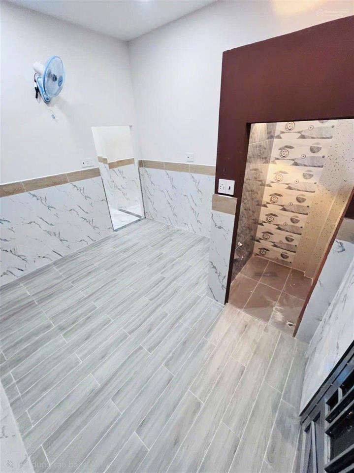 Nhà cấp 4 sân vườn có hòn non bộ mini, 3pn, hẻm xe hơi thông
nở hậu l, kdc hiện hữu, nhỉnh 5 tỷ.