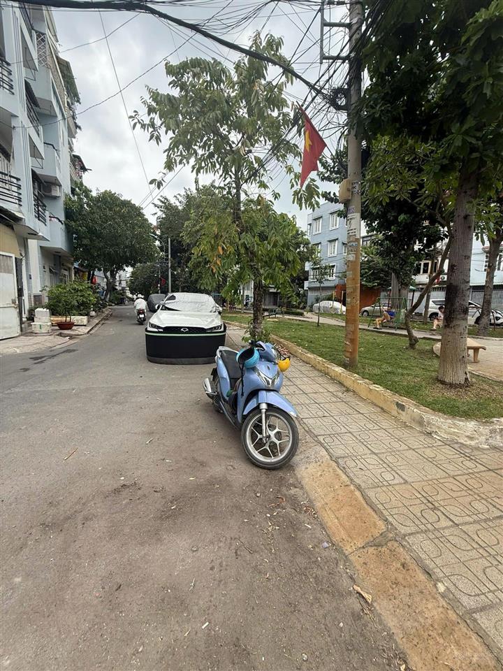 Nhà 5 tầng 2 mặt tiền đối diện công viên, ngay chợ thạch đà giá 9.2 tỷ