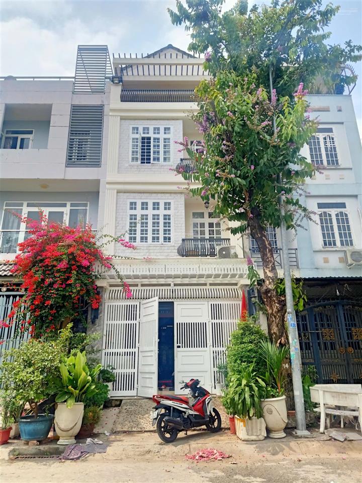 Bán nhà mặt tiền đường 5x18m, 1 trệt 2 lầu sân thượng gần phú mỹ hưng, quận 7