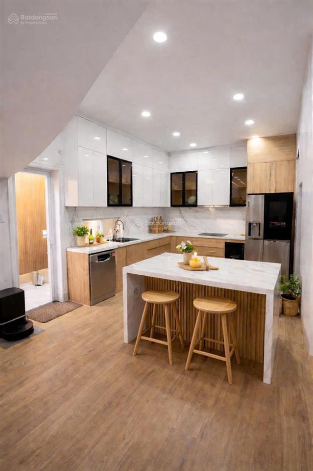 Bán nhà mặt tiền đường 5x18m, 1 trệt 2 lầu sân thượng gần phú mỹ hưng, quận 7