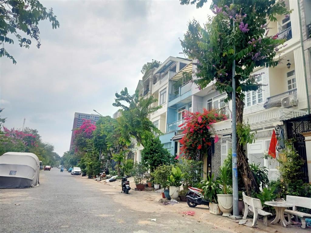 Bán nhà mặt tiền đường 5x18m, 1 trệt 2 lầu sân thượng gần phú mỹ hưng, quận 7