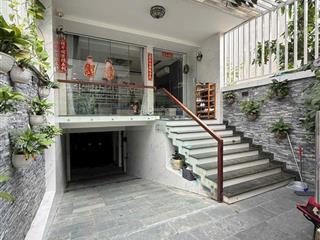 Một siêu phẩm nhà đẹp mua về là chỉ ở dt 5x22, 1 hầm 4 lầu có thang máy, giá 13.8 tỷ. 0903 870 ***