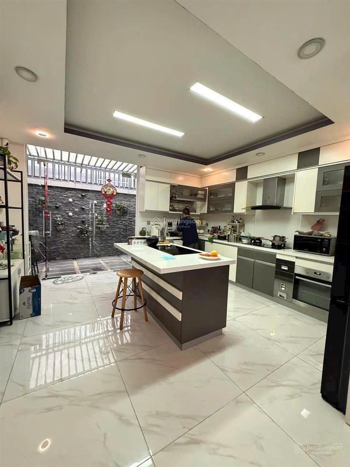 Một siêu phẩm nhà đẹp mua về là chỉ ở dt 5x22, 1 hầm 4 lầu có thang máy, giá 13.8 tỷ. 0903 870 ***