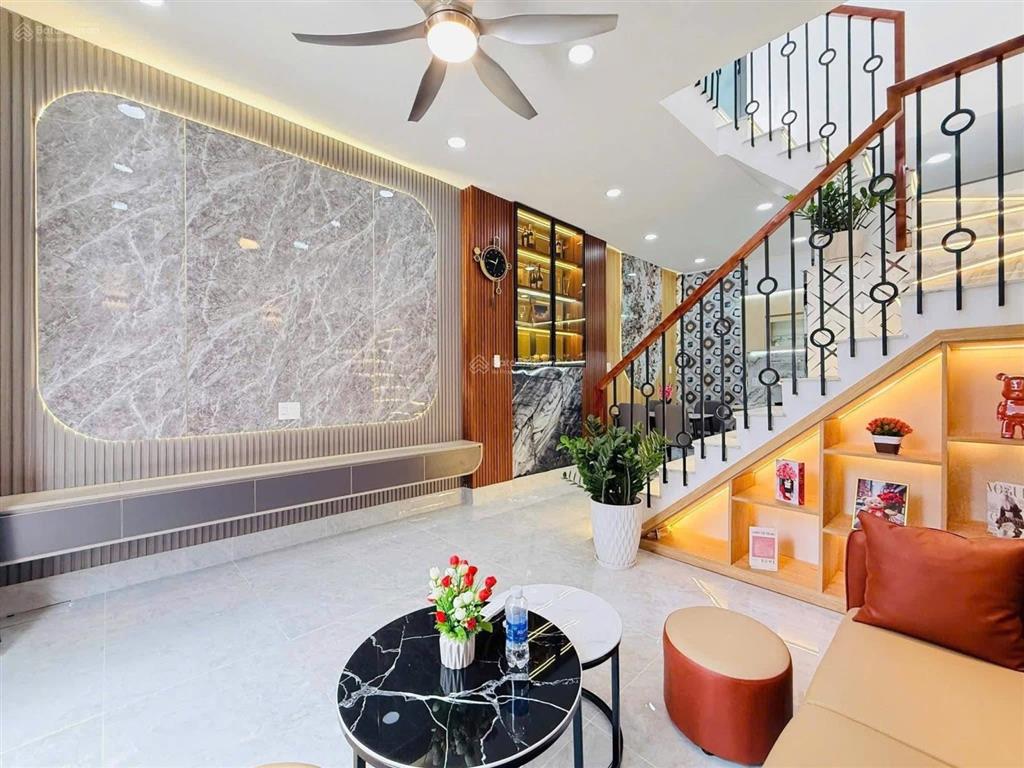 Dừng lại ngay ở đây có nhà mặt tiền nguyễn kiệm chỉ vài phút là tới trung tâm quận 1