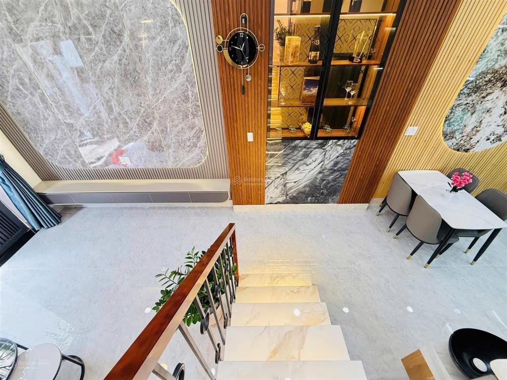 Dừng lại ngay ở đây có nhà mặt tiền nguyễn kiệm chỉ vài phút là tới trung tâm quận 1