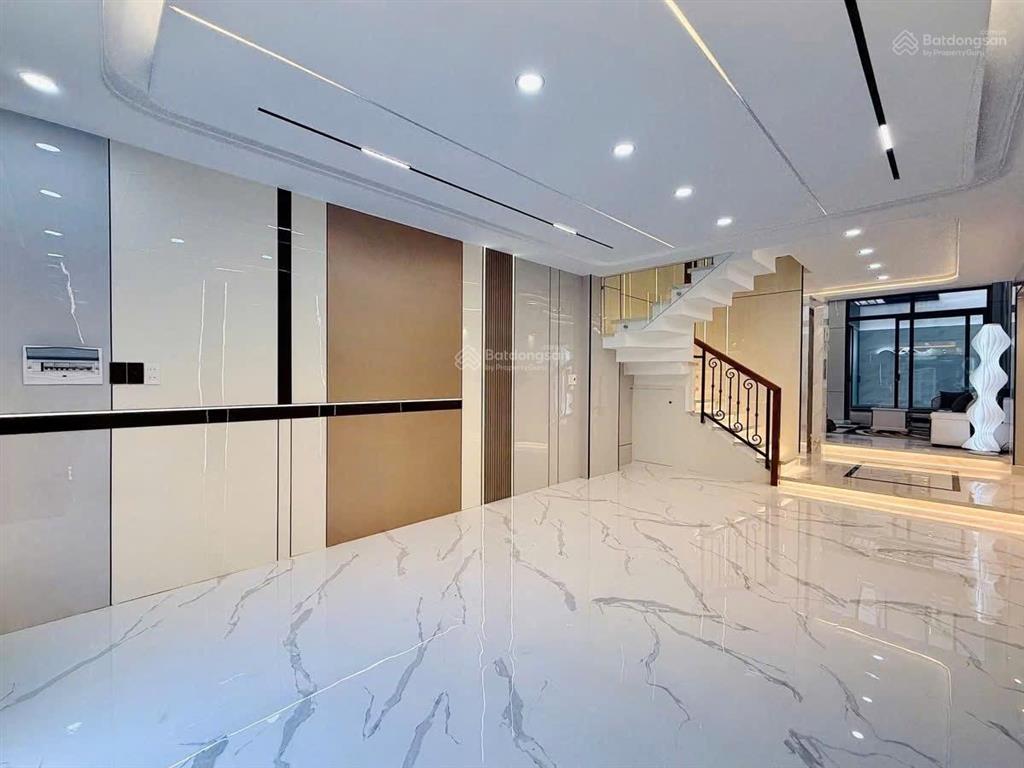 Nhà ngay vòng xoay lê đại hành đường đội cung, q11