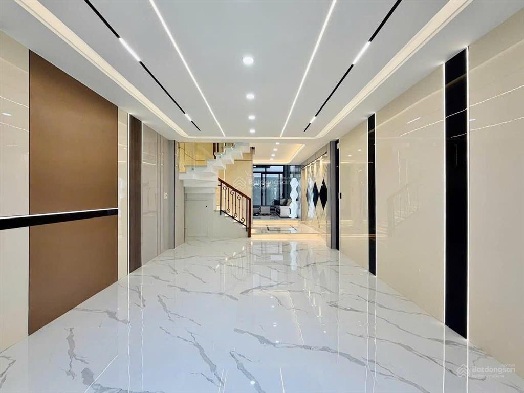 Nhà ngay vòng xoay lê đại hành đường đội cung, q11