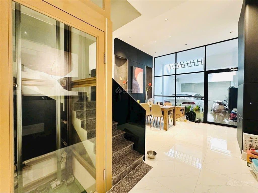 Gần ngay trung tâm q1 nhà đẹp trên đường hai bà trưng