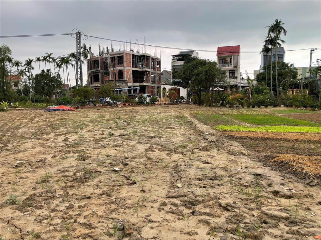 Diện tích thực tế 1000m2 trong đó 200m2 odt. nếu cần thì có thể lên thêm thổ cư cư theo nhu cầu