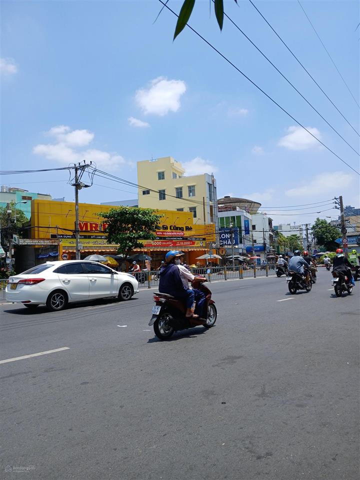 Bán nhà  sát mặttiền  hẻm xe hơi quay đầu  dt 82m2  8 tỷ xíu