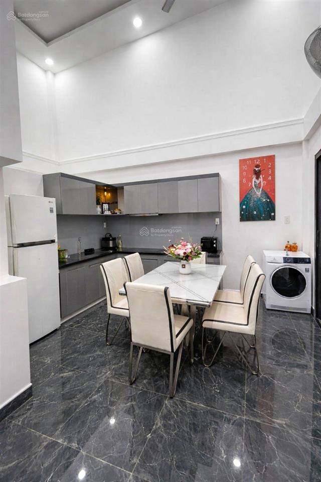 Bán nhà  sát mặttiền  hẻm xe hơi quay đầu  dt 82m2  8 tỷ xíu