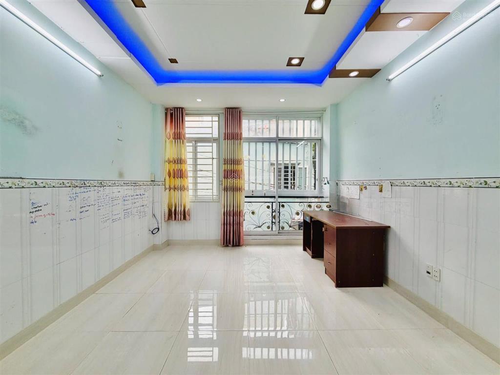 Hàng hiếm tại q4 nhà đoàn văn bơ 65m2  shr  mới sơn sửa  boa phí sang tên chỉ với giá 3ty4