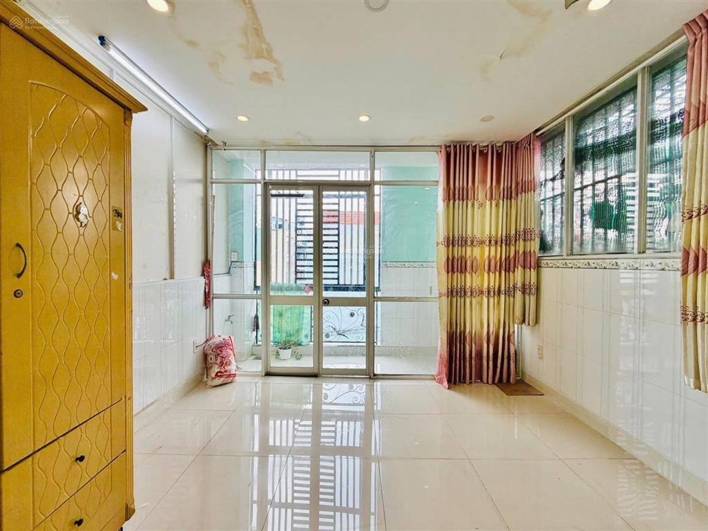 Hàng hiếm tại q4 nhà đoàn văn bơ 65m2  shr  mới sơn sửa  boa phí sang tên chỉ với giá 3ty4